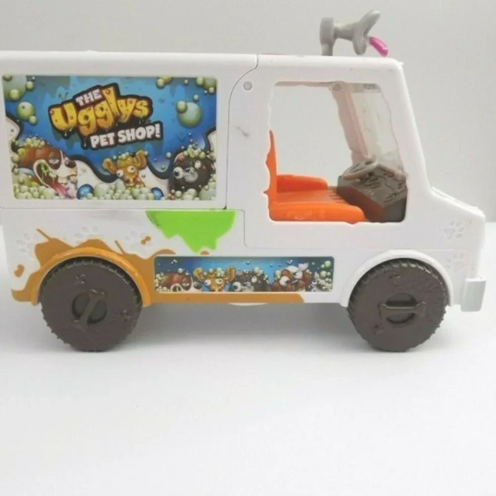 The Ugglys Pet Shop Van‎